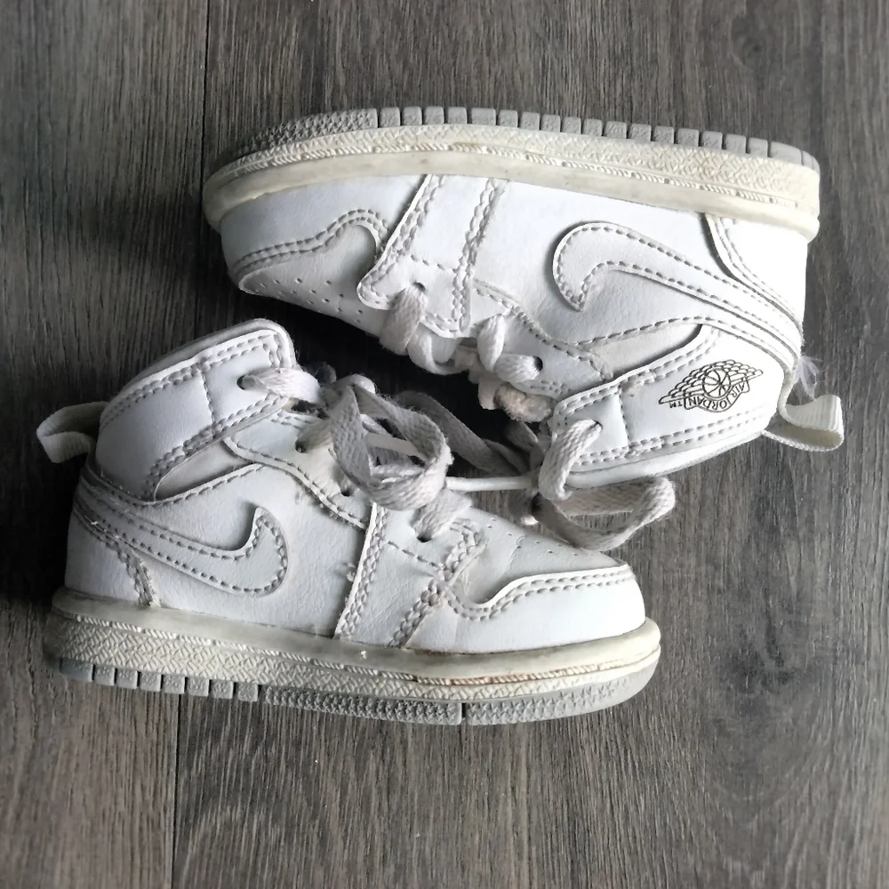 Nike Air Jordan 1 Retro Mid White Wolf Grey Sneakers Size 4C 2015 Lace Up Shoes